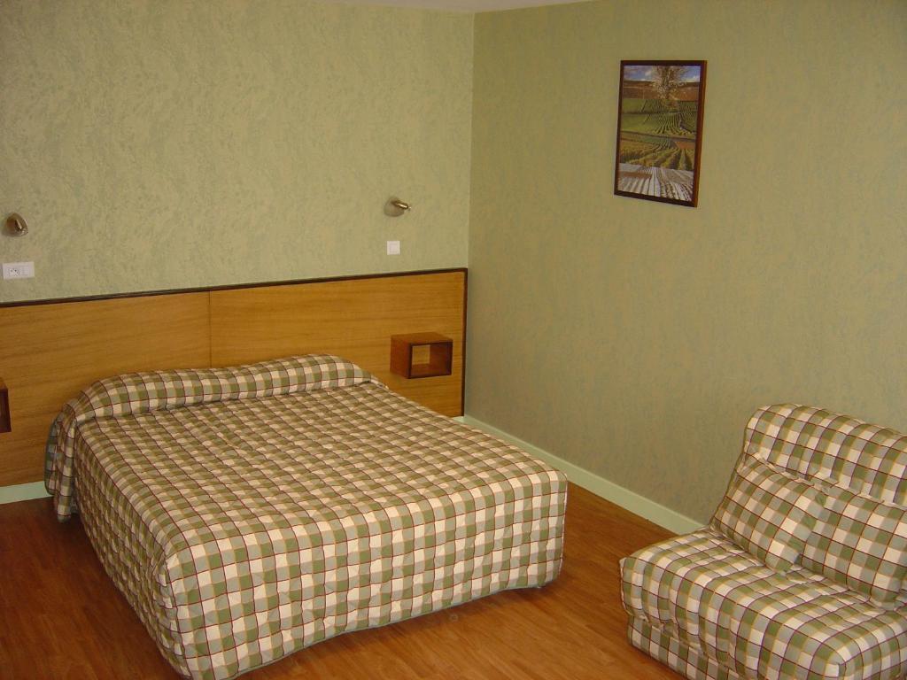 Готель Logis Des Trois Maures Couches Екстер'єр фото