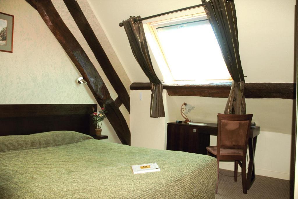 Готель Logis Des Trois Maures Couches Номер фото