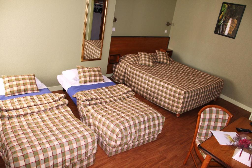 Готель Logis Des Trois Maures Couches Номер фото