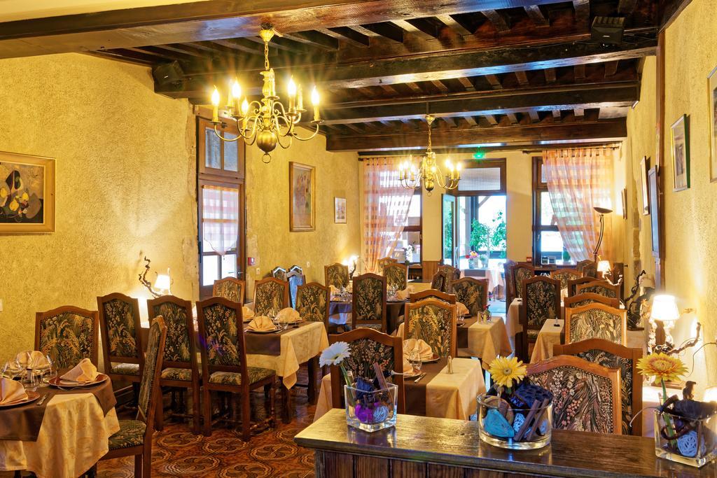 Готель Logis Des Trois Maures Couches Екстер'єр фото