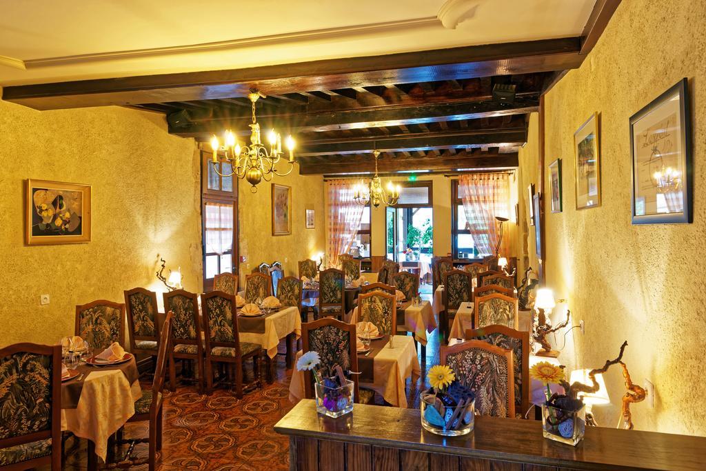 Готель Logis Des Trois Maures Couches Екстер'єр фото