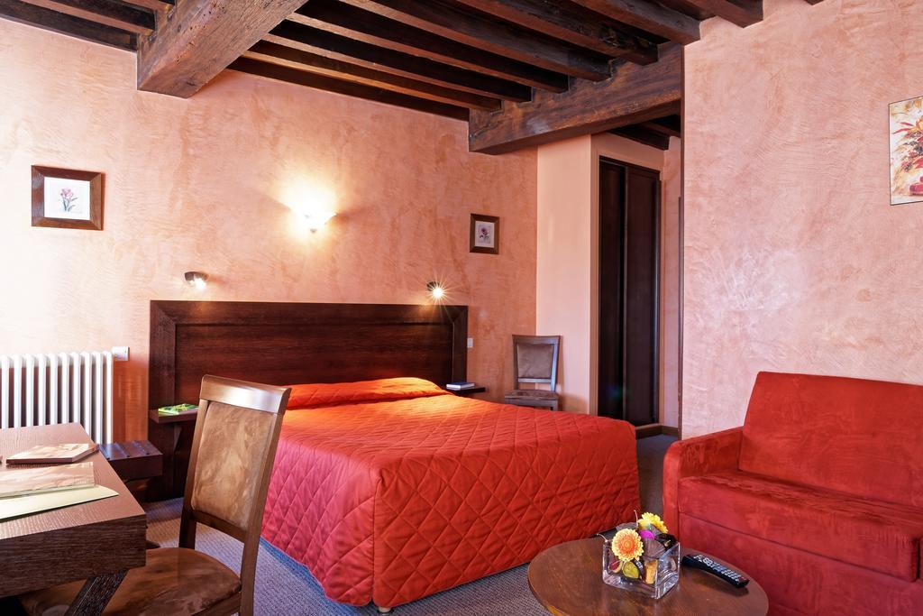 Готель Logis Des Trois Maures Couches Екстер'єр фото