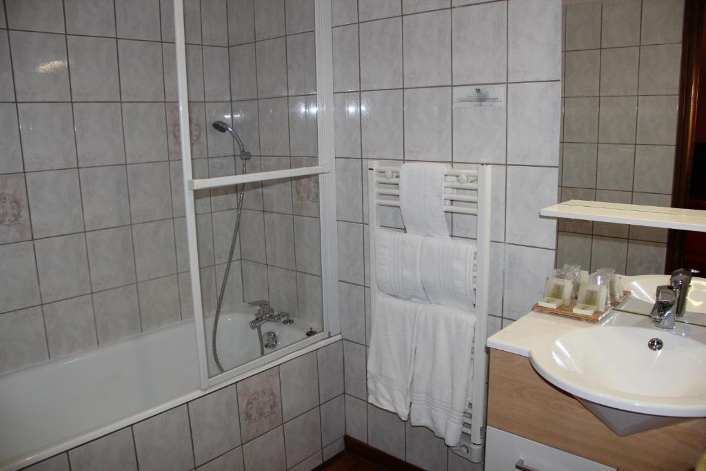Готель Logis Des Trois Maures Couches Номер фото