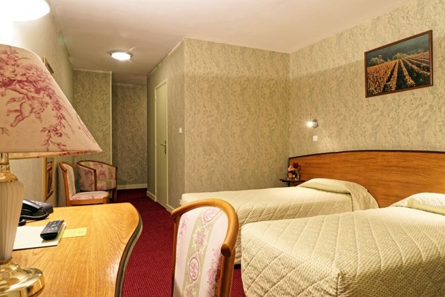 Готель Logis Des Trois Maures Couches Екстер'єр фото
