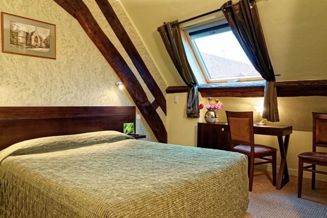 Готель Logis Des Trois Maures Couches Екстер'єр фото