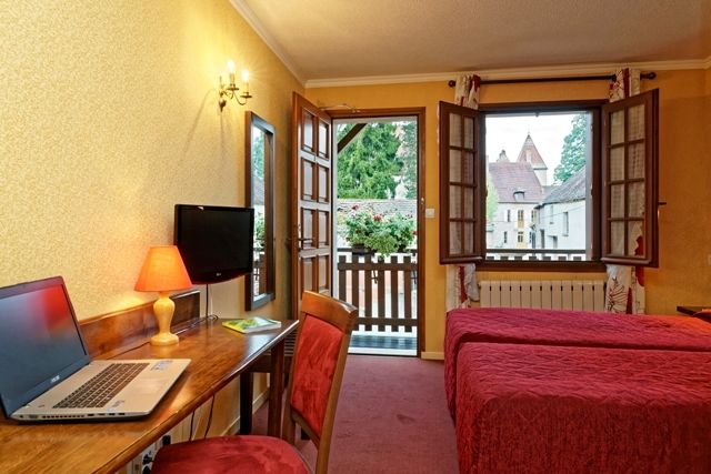 Готель Logis Des Trois Maures Couches Екстер'єр фото