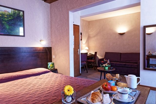 Готель Logis Des Trois Maures Couches Екстер'єр фото