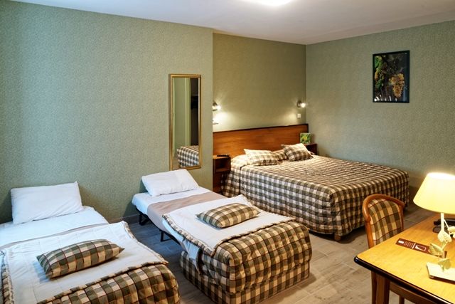 Готель Logis Des Trois Maures Couches Екстер'єр фото